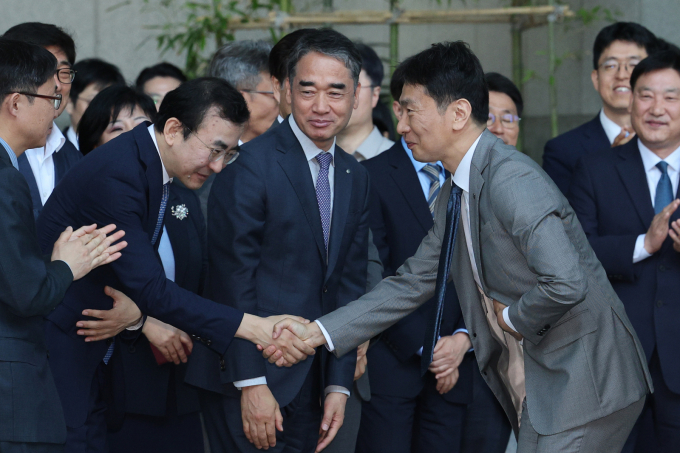 이복현 금융감독원장이 지난 6월5일 오전 서울 여의도 금융감독원에서 열린 자신의 퇴임식을 마친 후 직원들과 인사하고 있다. /사진-뉴스1