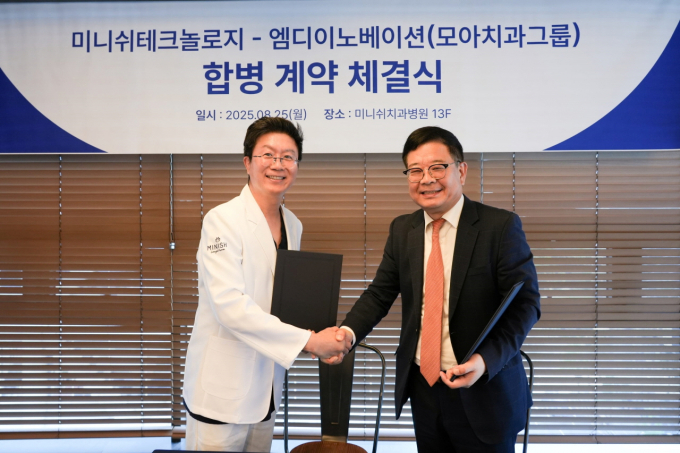 헬스테크기업 미니쉬테크놀로지가 국내 1세대 네트워크 치과인 모아치과그룹을 운영하는 엠디이노베이션을 흡수·합병했다. 강정호 미니쉬테크놀로지 대표(좌)와 김태훈 엠디이노베이션 대표가 합병 계약 체결식 후 포즈를 취하고 있다. /사진=미니쉬테크놀로지