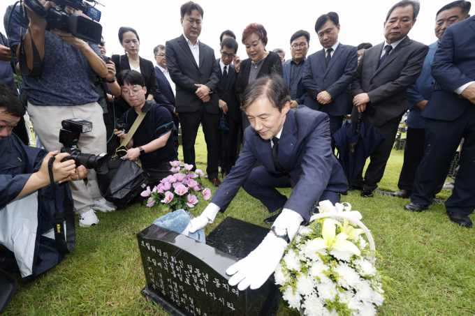 조국 조국혁신당 혁신정책연구원장이 26일 광주 북구 국립5.18민주묘지를 참배 후 정동년 선생 묘를 찾아 묘비를 어루 만지고 았다/사진=뉴스1