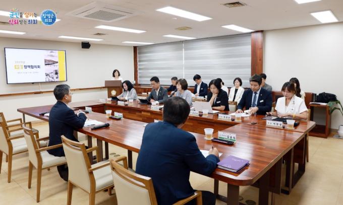 양평군의회가 지난 25일 군의회 열린의회실에서 집행부와 8월 정책협의회를 개최하고 있다. /사진제공=양평군의회