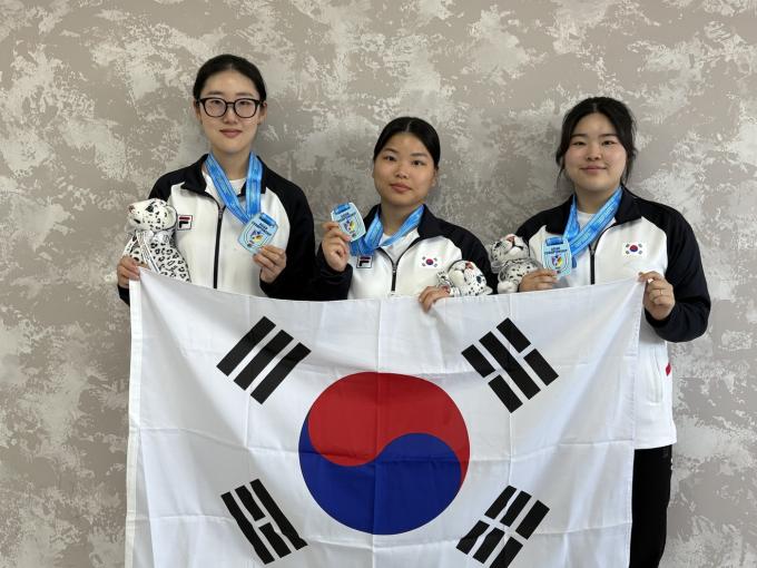아시아사격선수권대회 25m 권총 여자 일반부 단체전에서 은메달을 획득한 양지인, 남다정, 오예진(왼쪽부터)(대한사격연맹 제공)