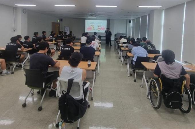 스포츠윤리센터가 국가대표 장애인 선수 및 지도자를 대상으로 스포츠 인권 및 성폭력·폭력 예방 교육을 실시했다. (스포츠윤리센터 제공)