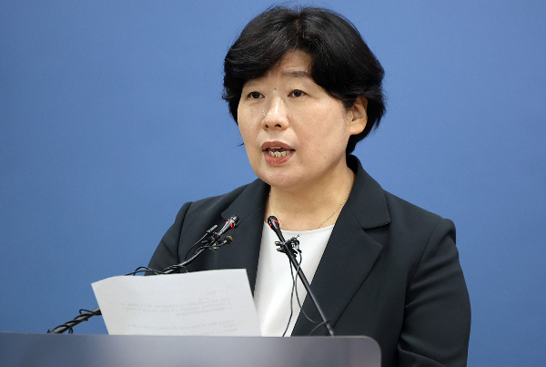 내란 특검팀이 도널드 트럼프 대통령의 미군기지 압수수색 언급에 대해 입장을 밝혔다. 사진은 12·3 비상계엄' 관련 내란·외환 사건을 수사하는 내란특검팀 박지영 특검보가 지난 24일 오후 서울 서초구 서울고등검찰청에 마련된 내란특검 사무실에서 정례 브리핑 하는 모습. /사진=뉴스1