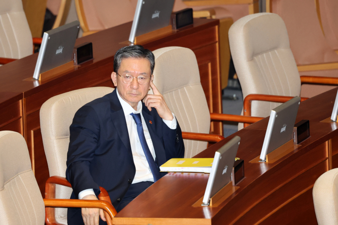 정성호 법무부 장관이 26일 자신의 페이스북에 검찰 개혁의 본질을 잊지말고 신중한 접근이 필요하다고 전했다.사진은 지난 25일 정 장관이 서울 여의도 국회에서 열린 제428회 국회(임시회) 제2차 본회의에 참석한 모습. /사진=뉴스1