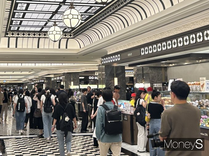 신세계백화점 강남점이 새롭게 단장한 프리미엄 델리 전문관(델리관)을 열었다. 사진은 26일 델리관을 찾은 인파.  /사진=고현솔 기자 