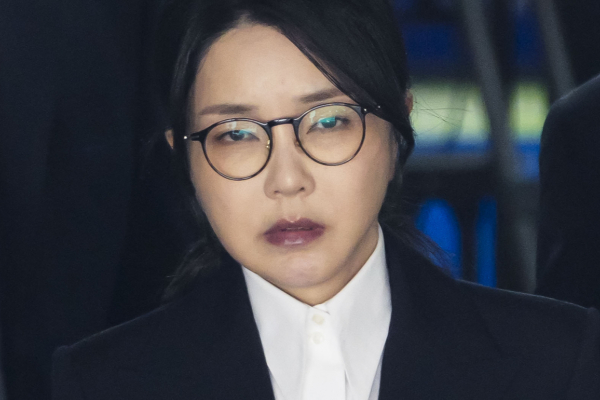 (서울=뉴스1) 사진공동취재단 = 윤석열 전 대통령 부인 김건희 여사가 12일 오후 서울 서초구 서울중앙지법에서 열린 구속 전 피의자 심문(영장실질심사)를 마치고 나오고 있다. 2025.08.12/뉴스1  Copyright © 뉴스1. All rights reserved. 무단 전재 및 재배포,  AI학습 이용 금지. /사진=(서울=뉴스1) 사진공동취재단