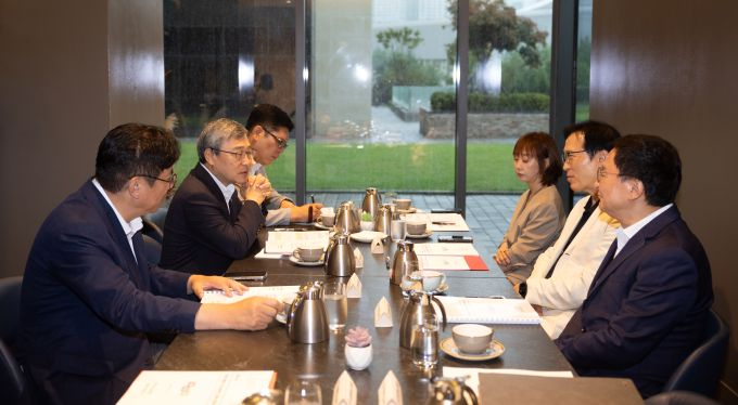 임태희 경기도교육감(우측 오른쪽서 2번째)이 26일 정근식 서울특별시교육감, 도성훈 인천광역시교육감과 함께 '2025년 제5회 수도권교육감 간담회'를 갖고 있다. /사진제공=경기도교육청