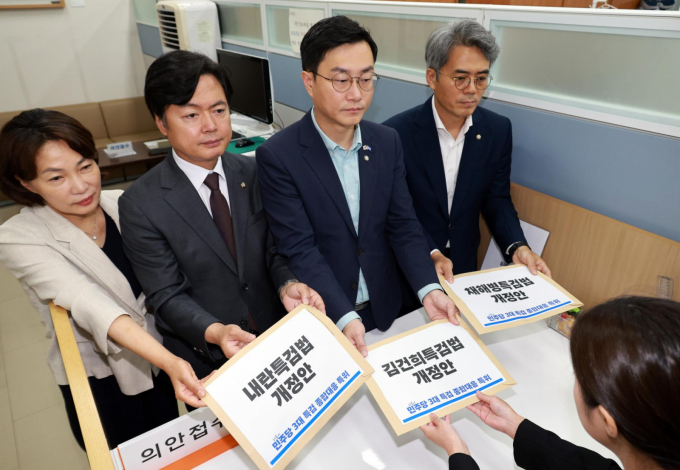  더불어민주당 3대특검대응특위 위원들이 26일 서울 여의도 국회에서 3대 특검법 개정안을 제출했다. /사진=뉴시스