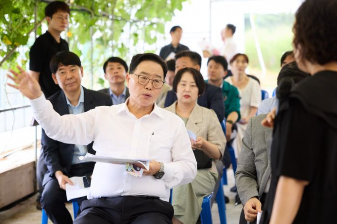  강수현 양주시장이 26일 가을 관광 명소인 나리농원 개장을 앞두고 간부공무원 등 20여 명이 참석한 가운데 시장 주재 현장 간부회의를 주재하고 있다. /사진제공=양주시