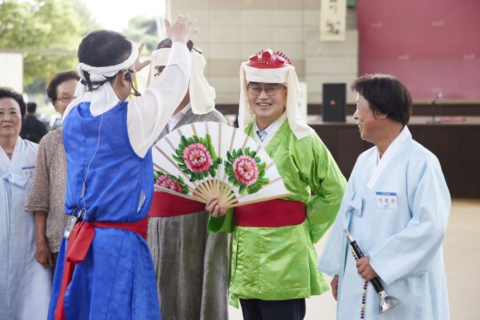  양주별산대놀이 '깨끼춤'을 따라하는 김동연 지사. /사진제공=경기도