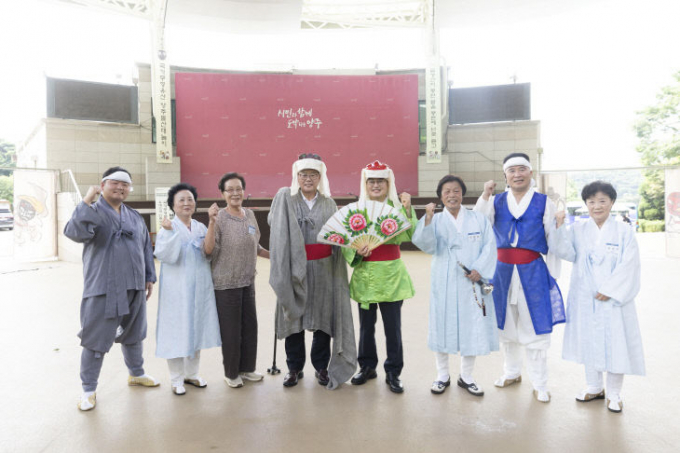 김동연 경기도지사가 26일 '양주별산대놀이' 이수자와 보존회 관계자들과 깨끼춤을 배우며 젊은 예술인들을 응원하고 있다. /사진제공=경기도