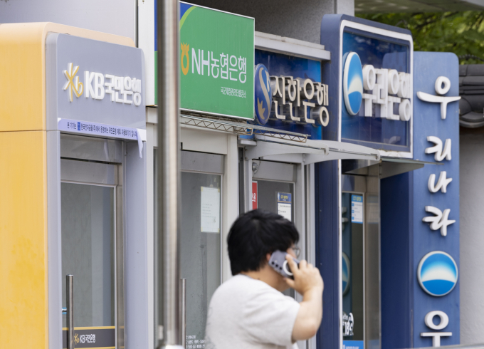 임대업계는 HF의 전세대출마저 막히면 결국 보증금 미반환 사고가 늘어날 것이라고 우려했다. 사진은 서울 시내에 설치된 시중은행 ATM 기기 모습. /사진=뉴시스