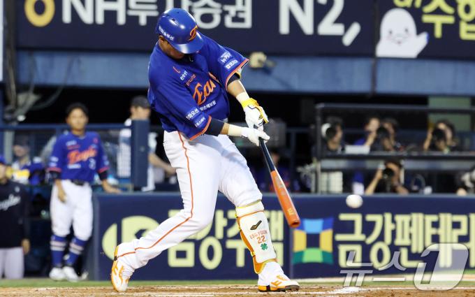 8일 오후 서울 송파구 잠실야구장에서 열린 프로야구 '2025 신한 SOL뱅크 KBO 리그' 한화 이글스와 LG 트윈스의 경기에서 4회초 한화공격 선두타자 채은성이 안타를 치고 있다. 2025.8.8/뉴스1 ⓒ News1 김명섭 기자