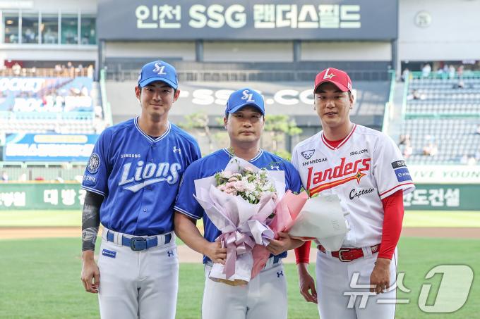 삼성 오승환(가운데)이 7일 인천 SSG랜더스필드에서 열린 은퇴 기념행사에서 구자욱(왼쪽)과 SSG 김광현으로부터 꽃다발을 선물 받은 뒤 기념촬영을 하고 있다. 2025.8.7/뉴스1 ⓒ News1 민경석 기자