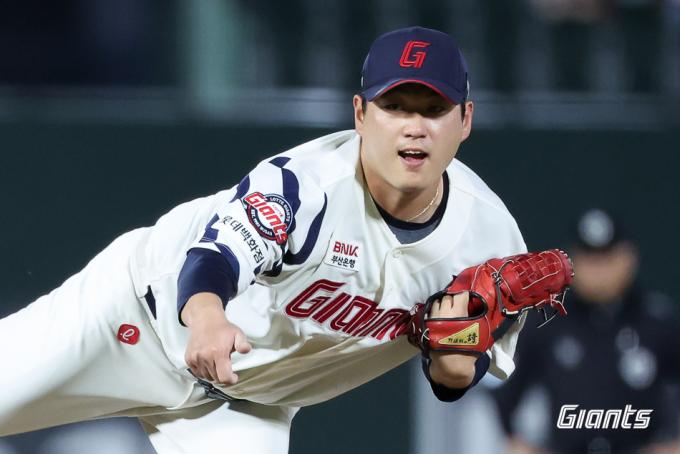 롯데 자이언츠 투수 나균안은 26일 열린 KBO리그 부산 KT 위즈전에서 6이닝 2실점 역투를 펼쳐 팀의 4-3 승리를 이끌었다. (롯데 자이언츠 제공)