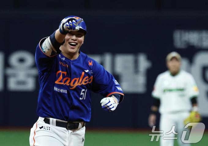 26일 오후 서울 구로구 고척스카이돔에서 열린 프로야구 '2025 신한 SOL뱅크 KBO 리그' 한화 이글스와 키움 히어로즈의 경기, 1:1로 팽팽히 맞선 9회초 한화 공격 무사 주자없는 상황에서 한화 문현빈이 키움 조영건을 상대로 솔로포를 쏘아올린 후 환호하고 있다. 2025.8.26/뉴스1 ⓒ News1 오대일 기자