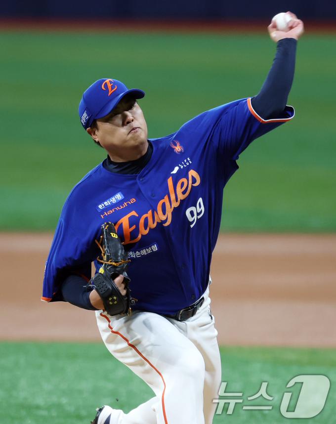 26일 오후 서울 구로구 고척스카이돔에서 열린 프로야구 '2025 신한 SOL뱅크 KBO 리그' 한화 이글스와 키움 히어로즈의 경기, 1회초 키움 선발투수 알칸타라가 역투하고 있다. 2025.8.26/뉴스1 ⓒ News1 오대일 기자