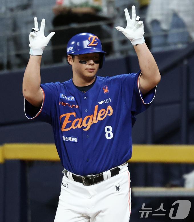 26일 오후 서울 구로구 고척스카이돔에서 열린 프로야구 '2025 신한 SOL뱅크 KBO 리그' 한화 이글스와 키움 히어로즈의 경기, 2회초 한화 노시환이 선두타자로 나서 안타를 때린 후 기뻐하고 있다. 2025.8.26/뉴스1 ⓒ News1 오대일 기자