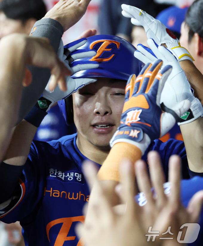 26일 오후 서울 구로구 고척스카이돔에서 열린 프로야구 '2025 신한 SOL뱅크 KBO 리그' 한화 이글스와 키움 히어로즈의 경기, 1:1로 팽팽히 맞선 9회초 한화 공격 무사 주자없는 상황에서 한화 문현빈이 키움 조영건을 상대로 솔로포를 쏘아올린 후 더그아웃 동료들의 축하를 받고 있다. 2025.8.26/뉴스1 ⓒ News1 오대일 기자