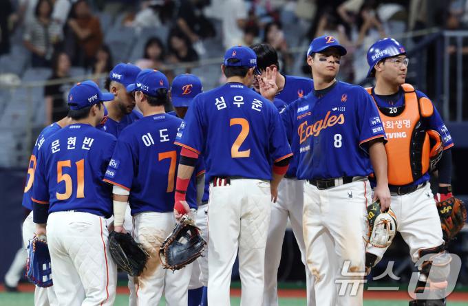 26일 오후 서울 구로구 고척스카이돔에서 열린 프로야구 '2025 신한 SOL뱅크 KBO 리그' 한화 이글스와 키움 히어로즈의 경기에서 3-1로 승리한 한화 선수들이 마운드에 모여 기쁨을 나누고 있다. 2025.8.26/뉴스1 ⓒ News1 오대일 기자