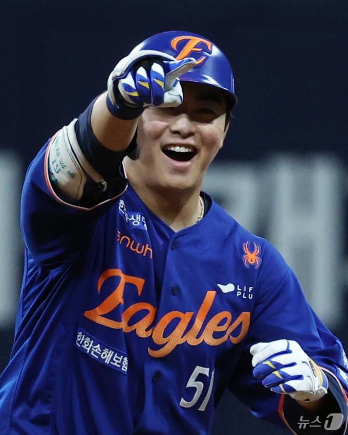 26일 오후 서울 구로구 고척스카이돔에서 열린 프로야구 '2025 신한 SOL뱅크 KBO 리그' 한화 이글스와 키움 히어로즈의 경기, 1:1로 팽팽히 맞선 9회초 한화 공격 무사 주자없는 상황에서 한화 문현빈이 키움 조영건을 상대로 솔로포를 쏘아올린 후 환호하고 있다. 2025.8.26/뉴스1 ⓒ News1 오대일 기자