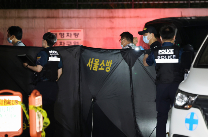 지난 26일 밤 서울 강서구의 한 주상복합건물에서 모녀 3명이 추락하는 사고가 발생해 사고 현장을 경찰 등 관계자들이 수습에 나섰다. /사진=뉴스1