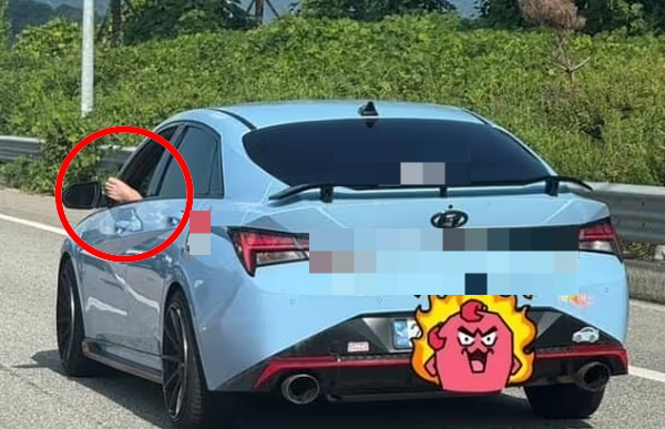 운전석 창문 밖으로 발을 내민 채 운전하는 운전자의 모습이 눈살을 찌푸리게 했다. 사진은 서울양양고속도로에서 운전석 창문에 맨발을 내놓고 운전하는 차주 모습. /사진=보배드림 인스타그램 캡처
