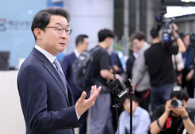 이억원 금융위원장 후보자가 14일 오전 서울 중구 예금보험공사에 마련된 인사청문회 준비 사무실로 출근하며 지명 소회를 밝히고 있다./사진=뉴스1