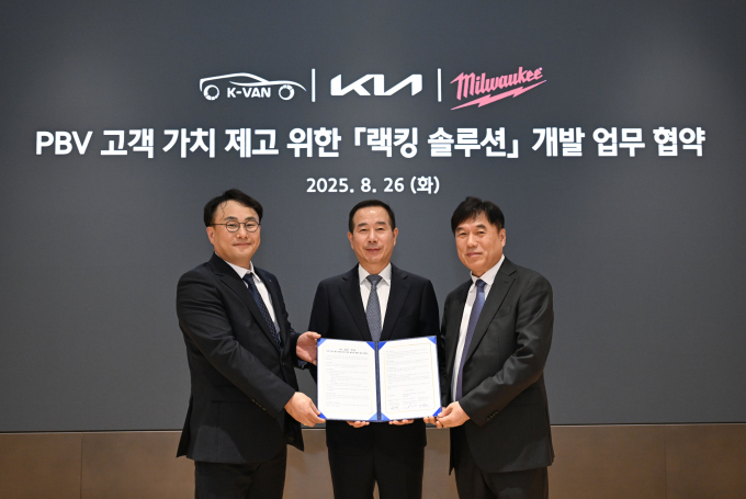 기아가 밀워키, 케이밴과 PBV 고객 가치 제고를 위한 랙킹 솔루션 개발 업무 협약을 체결했다. 사진은 협약식에 참석했던 정의근(왼쪽부터) 케이밴 대표이사, 정원정 기아 국내사업본부장(부사장), 박용범 밀워키 코리아 대표이사. /사진=기아