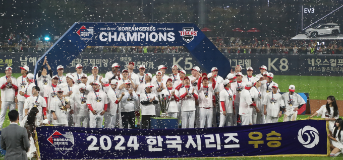 2024시즌 우승팀 KIA타이거즈가 2009년부터 계속된 우승 징크스 극복에 실패했다. 사진은 2024시즌 통합 우승을 차지한 KIA타이거즈 선수단의 모습. /사진=뉴스1