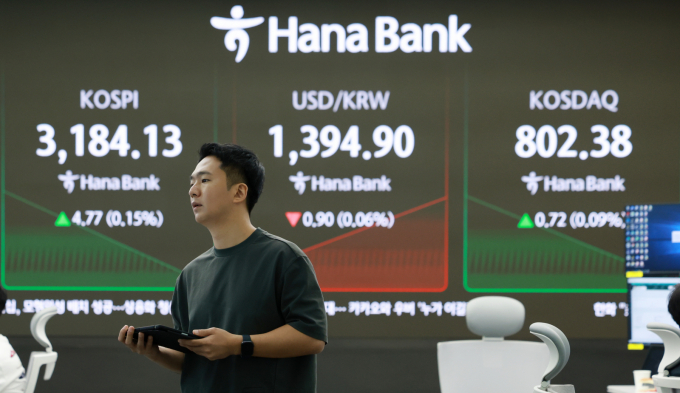 코스피가 장 초반 약보합세다. 사진은 27일 오전 서울 중구 하나은행 딜링룸./사진=뉴시스