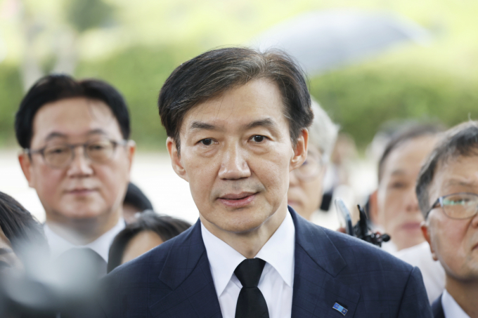 조국 조국혁신당 혁신정책연구원장이 27일 페이스북에 자신의 사면을 요청한 광주 시민들이 거리에 내건 현수막을 소개하며 호남 행보에 대한 이유를 대신했다. 사진은 지난 26일 조국 조국혁신당 혁신정책연구원장이 광주 북구 국립5.18민주묘지를 참배 후 호남 행보와 관련해 취재진 질문에 답하고 있는 모습. /사진=뉴스1