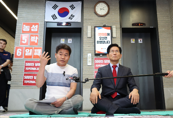 한국사 강사 출신 전한길씨가 국민의힘 당대표 투표에서 낙선한 김문수 후보에 대해 평가했다. 사진은 전한길 전 한국사 강사가 국민의힘 당사에서 농성 중인 김문수 국민의힘 당대표 후보를 찾아 발언하는 모습. /사진=뉴시스