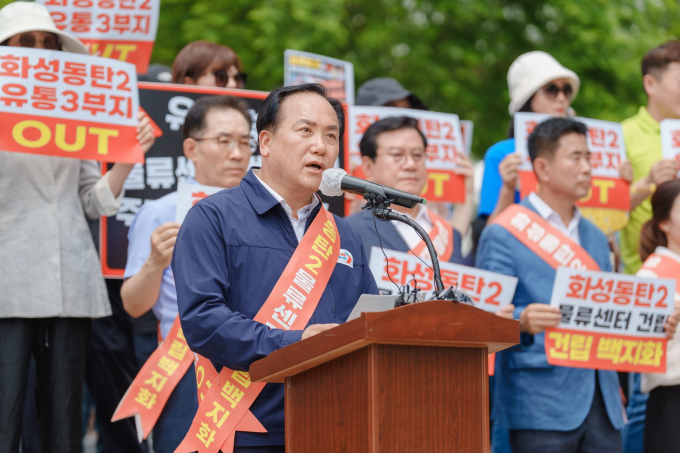 이권재 오산시장이 지난 6월19일 동탄호수공원에서 열린 집회에서 시민들이 물류센터 전면 백지화를 촉구하고 있다. /사진제공=오산시 