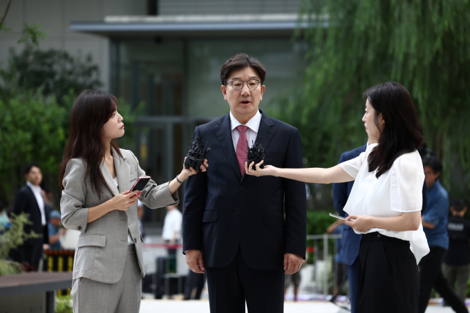 권성동 국민의힘 의원이 27일 서울 종로구에 마련된 김건희 특검팀(특별검사 민중기) 사무실로 통일교 부정 청탁 의혹 관련 조사를 받기 위해 출석하며 취재진 질문에 답하고 있다. /사진=뉴스1