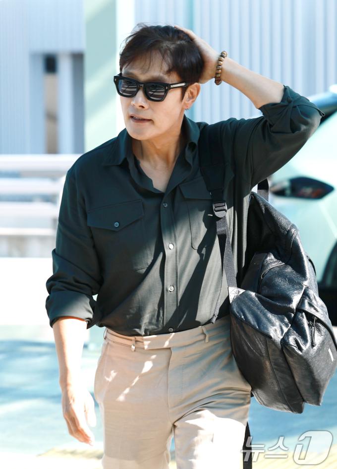배우 이병헌이 베니스국제영화제 참석을 위해 27일 오전 인천국제공항을 통해 파리로 출국하고 있다. ⓒ News1 권현진 기자