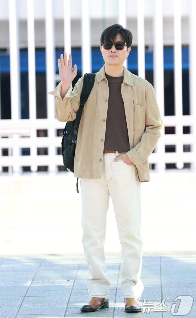 배우 박희순이 베니스국제영화제 참석을 위해 27일 오전 인천국제공항에 도착해 인사를 하고 있다. ⓒ News1 권현진 기자