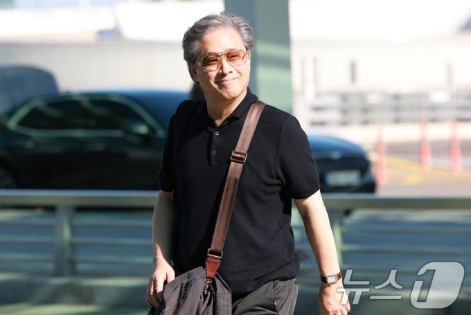 박찬욱 감독이 베니스국제영화제 참석을 위해 27일 오전 인천국제공항에 도착해 출국장으로 이동하고 있다. ⓒ News1 권현진 기자