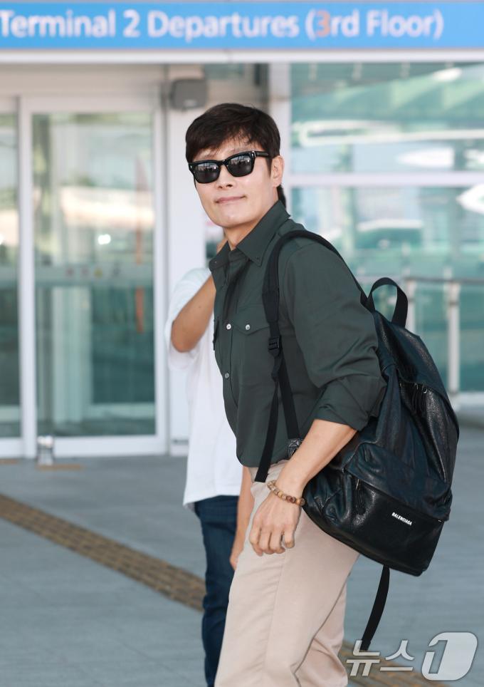 배우 이병헌이 베니스국제영화제 참석을 위해 27일 오전 인천국제공항을 통해 파리로 출국하고 있다. 2025.8.27/뉴스1 ⓒ News1 권현진 기자
