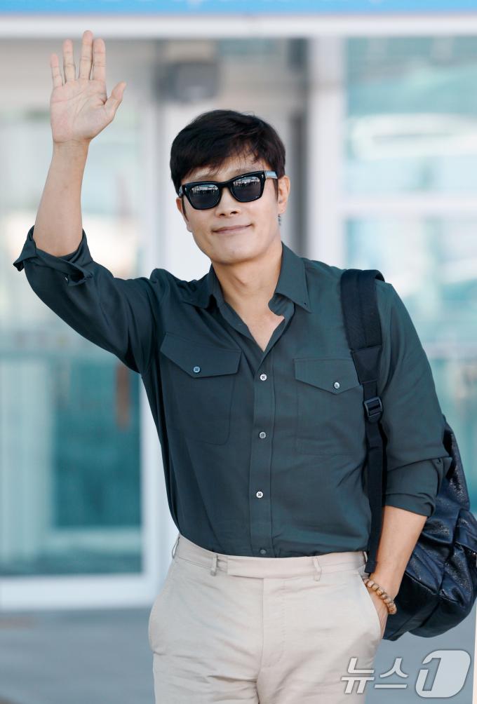 배우 이병헌이 베니스국제영화제 참석을 위해 27일 오전 인천국제공항을 통해 파리로 출국하기 전 인사를 하고 있다.  ⓒ News1 권현진 기자