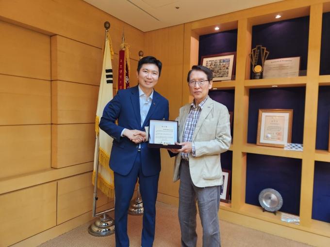 감사패 전달식 후 사진 촬영 중인 유승민 대한체육회장(왼쪽)과 신창재 교보생명그룹 회장. (대한체육회 제공)