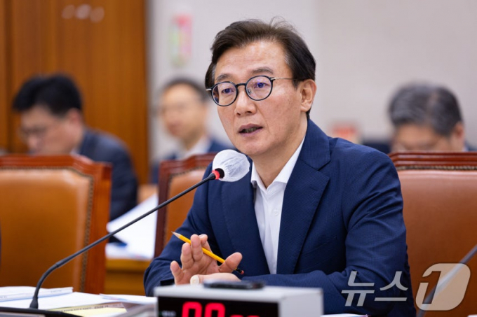 전재수 해양수산부 장관이 26일 서울 여의도 국회에서 열린 제428회 국회 농림축산식품해양수산위원회 제1차 전체회의에 출석해 의원 질의에 답하고 있다./사진=뉴스1