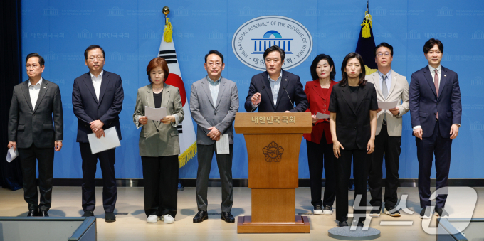정동만 국민의힘 부산시당 위원장(왼쪽 다섯 번째)이 25일 서울 여의도 국회 소통관에서 박수영·조승환·김미애·김도읍·김희정·곽규택·박성훈 의원과 해양수산부 이전 특별법 관련 해수부 기능 강화와 해양산업 발전을 위한 내용이 담겨야 한다며 기자회견을 하고 있다. /사진=뉴스1