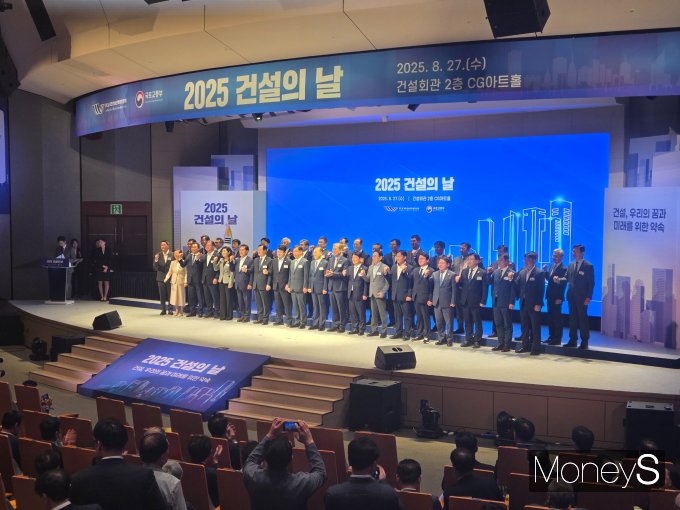 김윤덕 국토교통부 장관이 '2025 건설의 날' 기념식에 참석해 "중대재해와 불법 하도급, 임금 체불을 근절해 국민에게 신뢰받는 일터가 돼야 한다"고 강조했다. 사진은 김윤덕 국토부 장관 등 행사에 참석한 정·재계 인사들이 기념사진을 촬영하는 모습. /사진=이화랑 기자