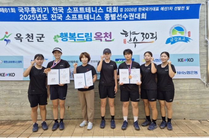 전북 순창군청 소프트테니스팀 여자선수들이 지난 8월19~25일까지 열린 '제61회 국무총리기 및 종별 선수권대회'에서 메달을 획들하고 기념촬영을 하고 있다./사진=순창군