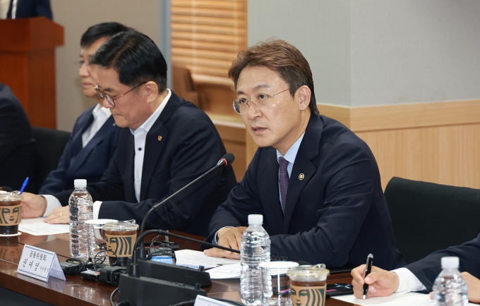 권대영 금융위원회 부위원장이 지난 26일 서울 여의도 보험개발원 대회의실에서 열린 보험업권 상생상품 활성화를 위한 협약식에 참석해 발언하고 있다./사진=뉴스1