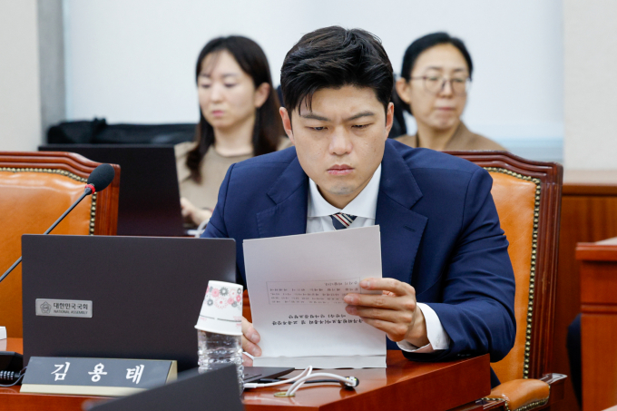 김용태 국민의힘 의원이 27일 KBS라디오 '전격 시사'에 출연해 장동혁 신임 국민의힘 당대표에게 전당대회와 다른 모습을 보여줘야 한다며 밝혔다. 사진은 지난달 8일 국민의힘 전 비상대책위원장인 김용태 의원이 8일 서울 여의도 국회에서 열린 제427회국회(임시회) 교육위원회 제1차 전체회의에서 자료를 살펴보고 있는 모습. /사진=뉴스1