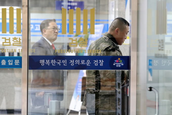 순직해병 특검팀(특별검사 이명현)이 사고 당시 현장 지휘관이었던 이용민 전 해병대 포7대대장을 27일 피의자 신분으로 특검 사무실에 소환해 조사를 실시한다. 사진은 지난해 11월25일 해병대 채 상병 순직 당시 직속 대대장이었던 이용민 중령이 대구지검에 변호인과 함께 출석하고 있는 모습. /사진=뉴스1