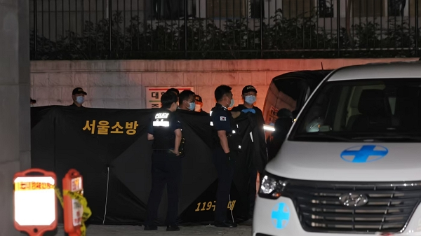 지난 26일 밤 9시 27분쯤 강서구 염창동의 12층짜리 주상복합건물에서 20대 추정 여성 2명과 40대 추정 여성 1명이 추락해 3명 모두 숨졌다. 사진은 지난 26일 밤 서울 강서구의 한 주상복합건물에서 모녀 3명이 추락하는 사고가 발생해 사고 현장을 경찰 등 관계자들이 수습하고 있는 모습. /사진=뉴스1