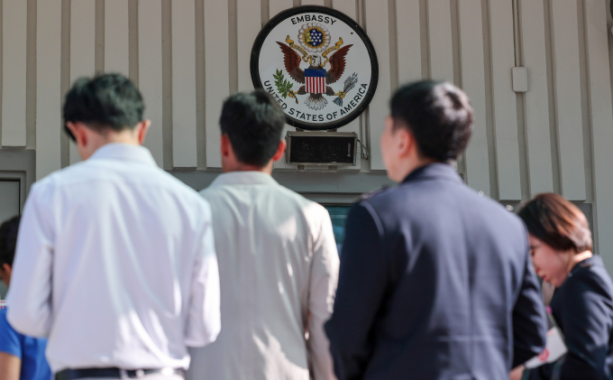 미국 정부가 자국 시민권 신청자를 상대로 이웃 조사를 재개하겠다고 밝혔다. 사진은 지난 6월5일 서울 종로구 주한미국대사관 앞에 미국 비자를 발급 받으려는 시민들이 줄 선 모습. /사진=뉴스1